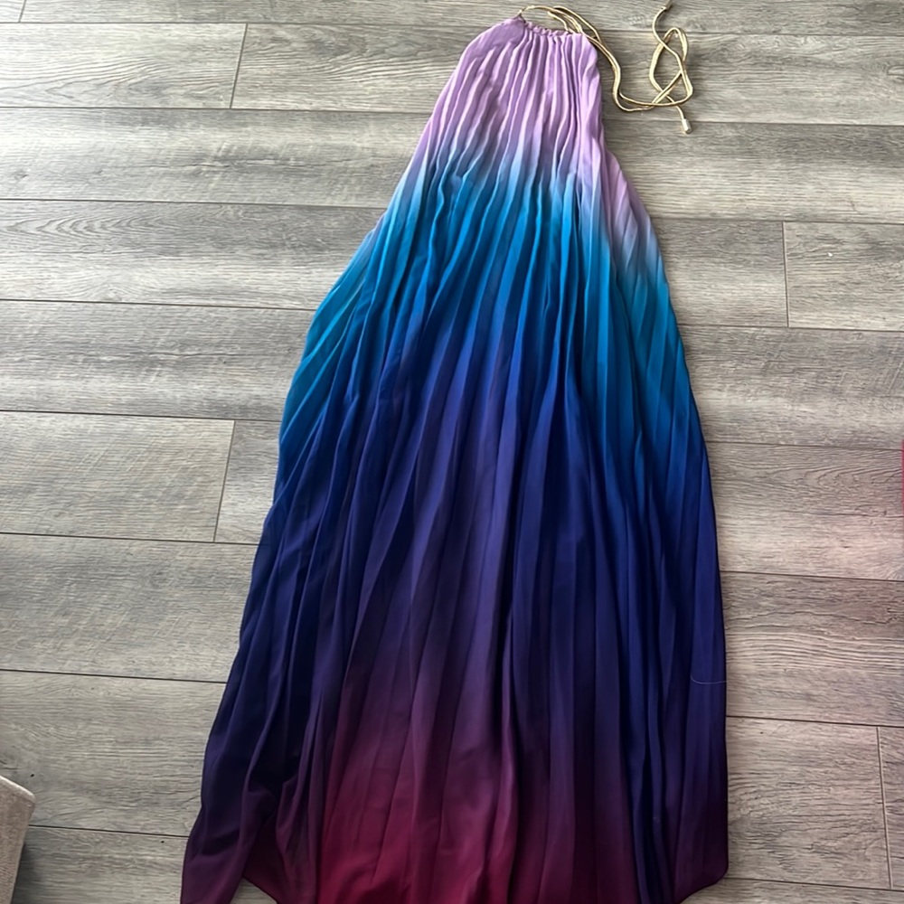 Gorgeous open back flowy maxi dress